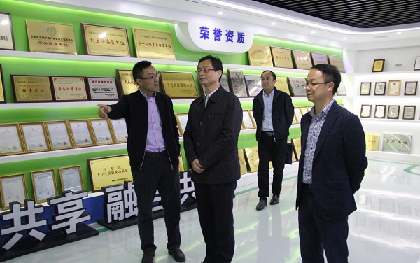 托普云農展廳內,陳渝陽董事長向謝建華副主任介紹公司情況