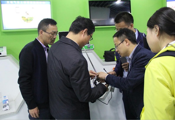 朱旭華副總經理向謝主任介紹智能硬件產品