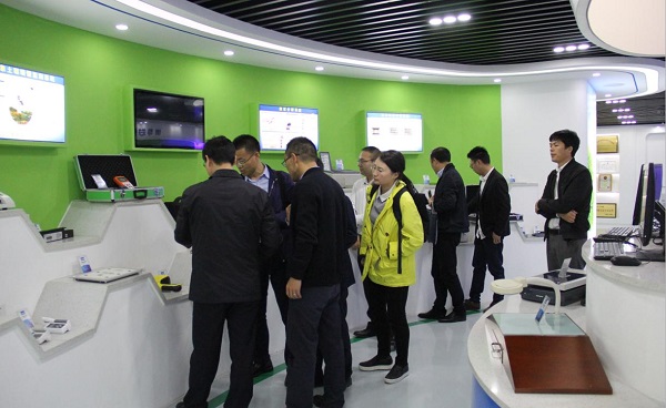 朱旭華副總經理向謝主任介紹智能硬件產品