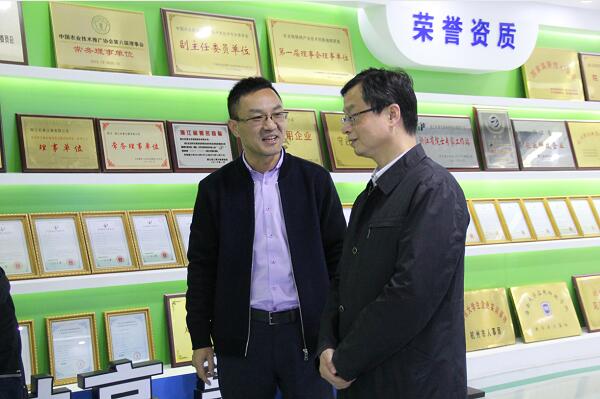 謝主任對托普云農在信息化平臺及智能設備上的積極探索予以充分肯定