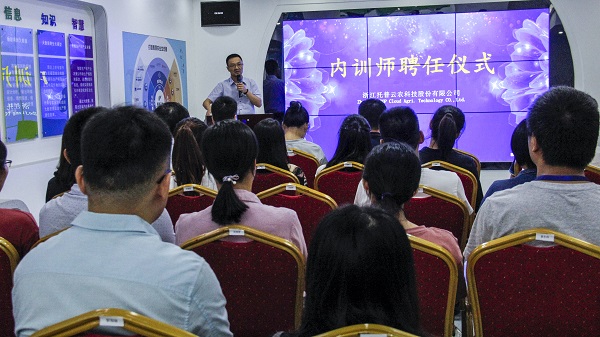 ��˾����(j��ng)������(y��ng)��ϯ��(hu��)�h����40λ��(n��i)Ӗ(x��n)���C�l(f��)Ƹ��