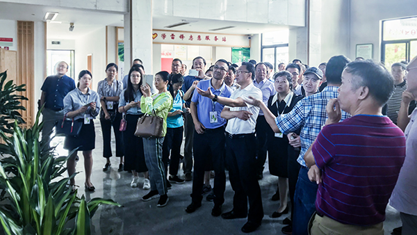 劉主任與陳董事長就投屏上的病蟲害監測預警系統做深入交流