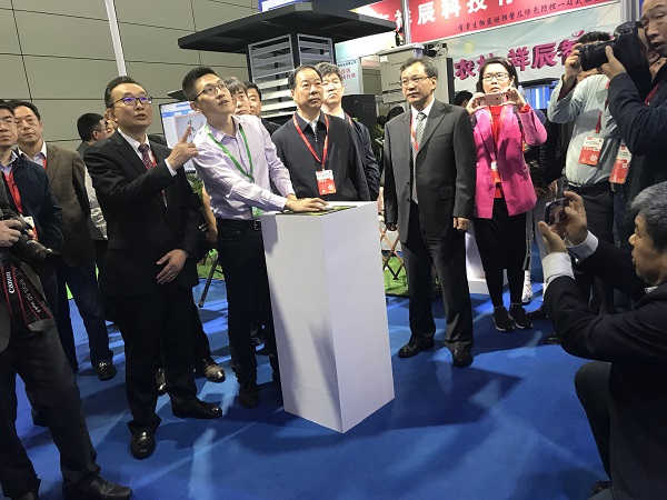 全國(guó)農(nóng)技推廣中心劉天金主任、許發(fā)輝副主任和中國(guó)農(nóng)業(yè)技術(shù)推廣協(xié)會(huì)陳生斗會(huì)長(zhǎng)觀摩蟲(chóng)情測(cè)報(bào)數(shù)據(jù)平臺(tái)與智能裝備