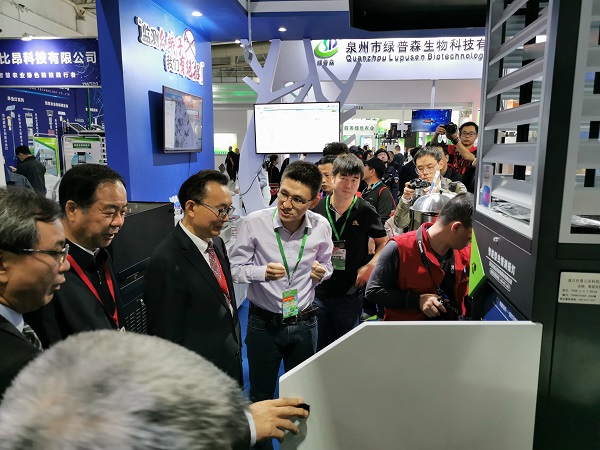 全國(guó)農(nóng)技推廣中心劉天金主任、許發(fā)輝副主任和中國(guó)農(nóng)業(yè)技術(shù)推廣協(xié)會(huì)陳生斗會(huì)長(zhǎng)觀摩蟲(chóng)情測(cè)報(bào)數(shù)據(jù)平臺(tái)與智能裝備