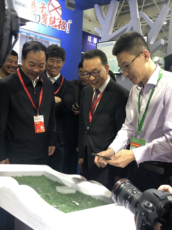 劉天金主任、陳生斗會(huì)長(zhǎng)、全國(guó)農(nóng)技推廣中心測(cè)報(bào)處劉萬(wàn)才處長(zhǎng)近距離見(jiàn)證“蟲(chóng)害識(shí)別”