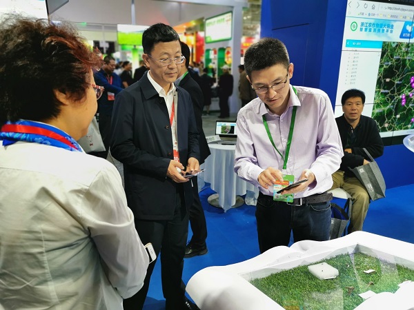 黑龍江植檢植保站站長(zhǎng)宋顯東體驗(yàn)人工智能實(shí)用小工具——見(jiàn)蟲(chóng)