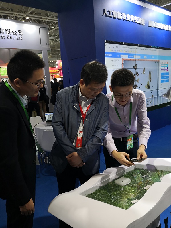 湖南省植保植檢站站長(zhǎng)譚小平近距離觀摩APP識(shí)蟲(chóng)