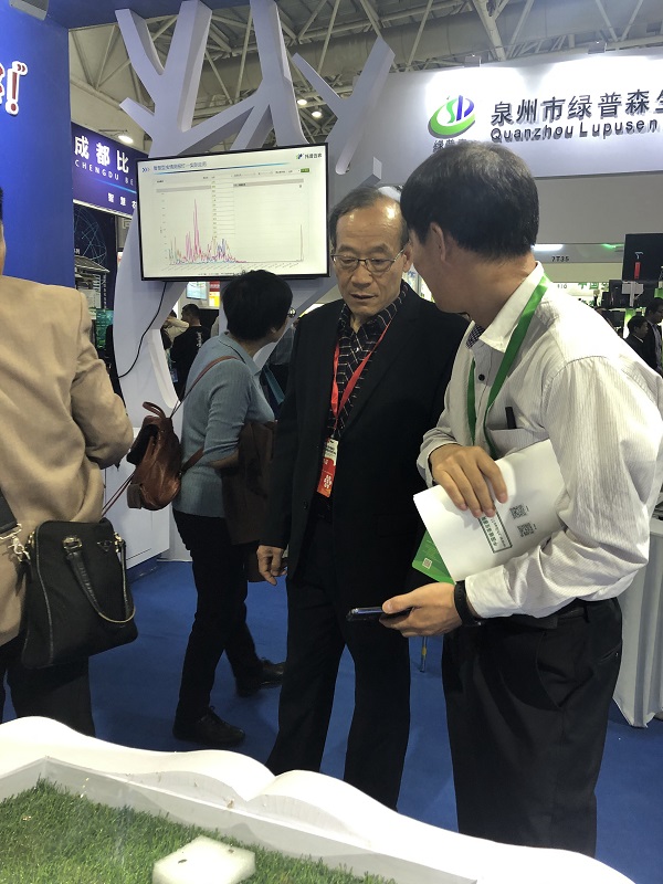 河北植保植檢總站站長(zhǎng)張秋生被識(shí)蟲(chóng)場(chǎng)景所吸引