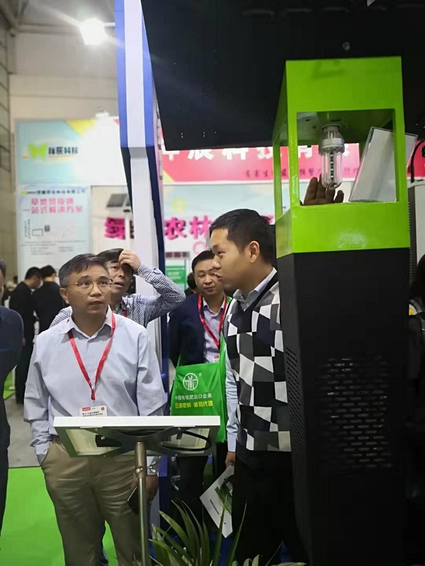 托普云農(nóng)技術(shù)人員向湖北省植保站站長(zhǎng)郭子平介紹風(fēng)吸式殺蟲(chóng)燈