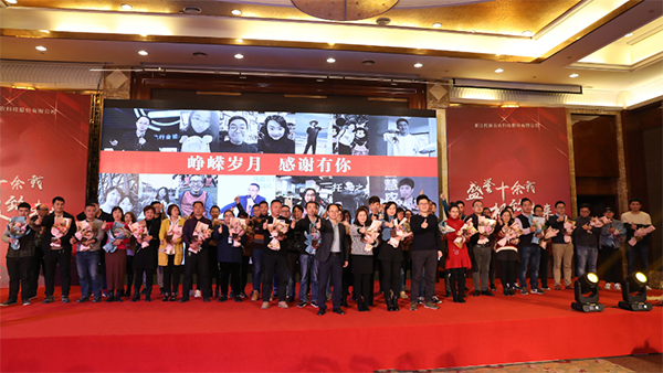 公司為老員工頒發了貢獻獎