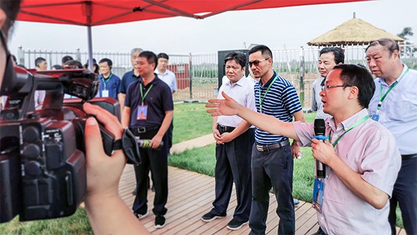 魏書記現場參觀病蟲疫情重點監測站并聽取介紹