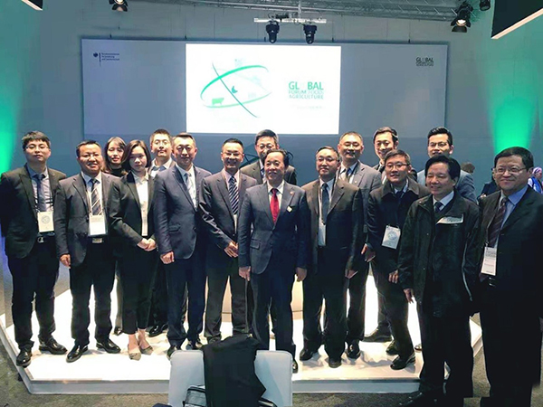 3月,中國(guó)代表團(tuán)在德國(guó)柏林的留念合影