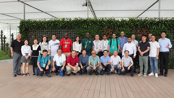 7月,F(xiàn)AO考察團(tuán)在托普云農(nóng)現(xiàn)代農(nóng)業(yè)產(chǎn)業(yè)園合影留念