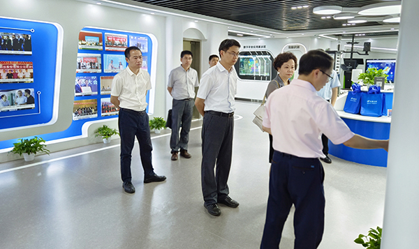 吳卿副廳長、陳清莉主委一行參觀托普云農數字三農展廳