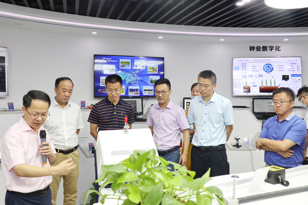 與會專家領導參觀托普云農數字三農展廳