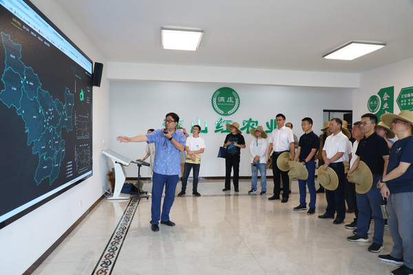 參觀國家級“三區四情”耕地質量監測點、監測信息化平臺