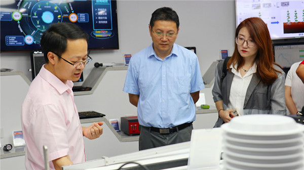 王建軍一行參觀托普云農數(shù)字展廳